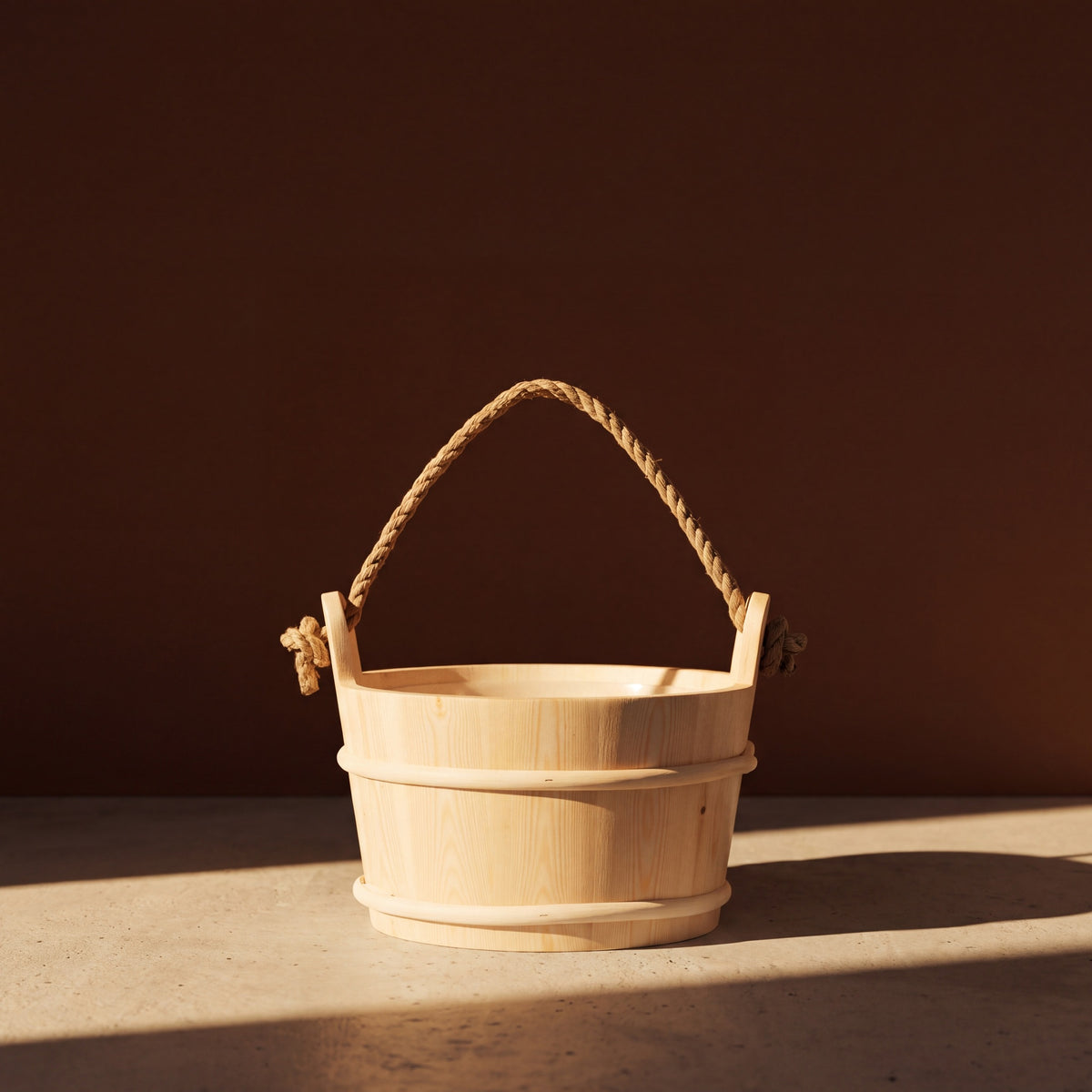 4 Living Sauna Bucket Spruce With Rope Handle 4 Litre - lifestyle in sunlight