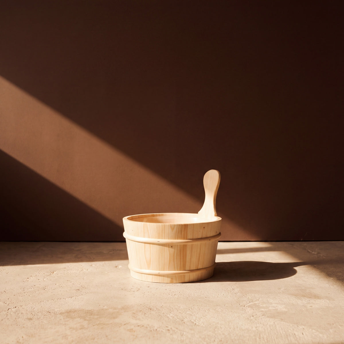 4 Living Sauna Bucket Spruce 4 Litre - lifestyle in sunlight