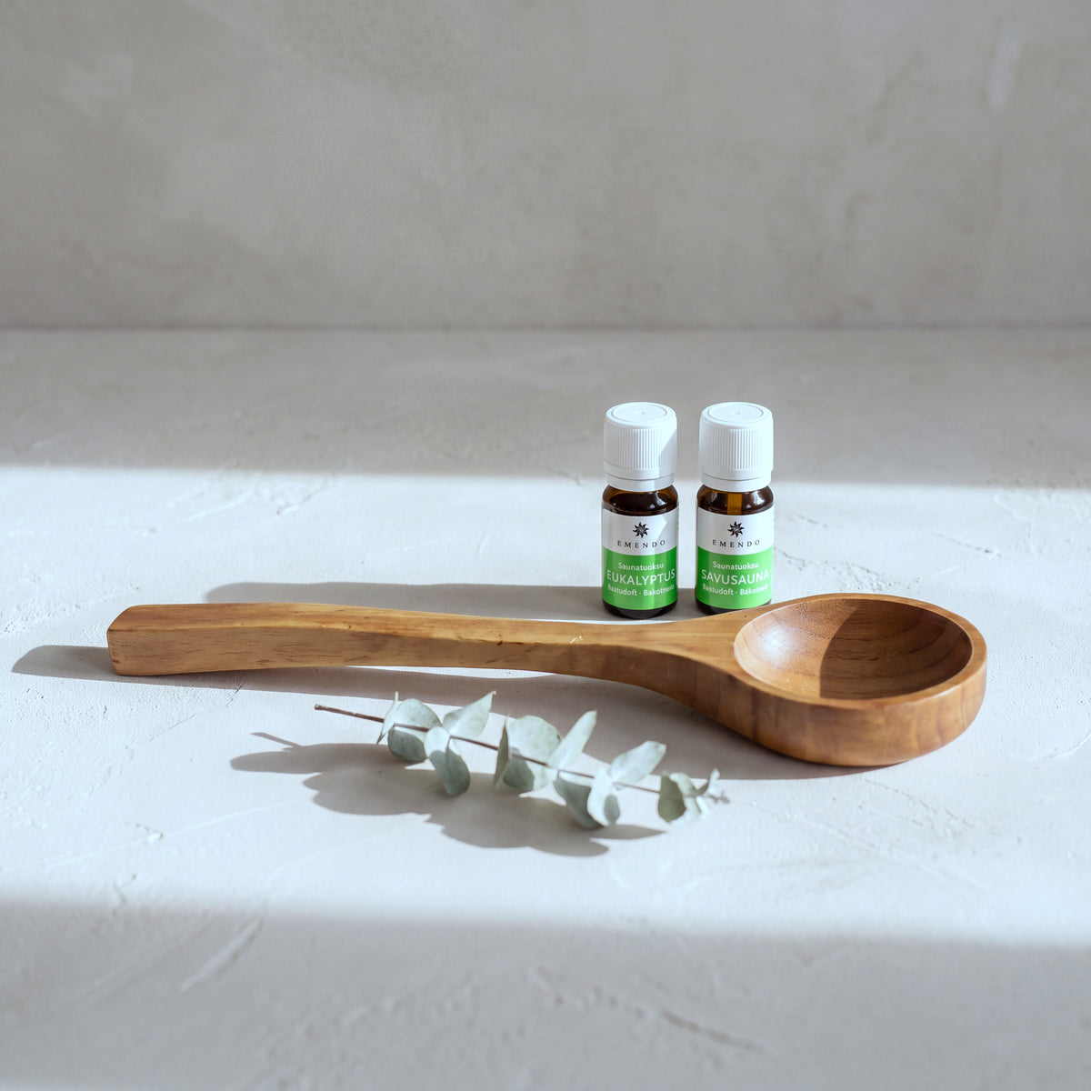Emendo Wooden Sauna Ladle & Scent Oil Set with dried eucalyptus