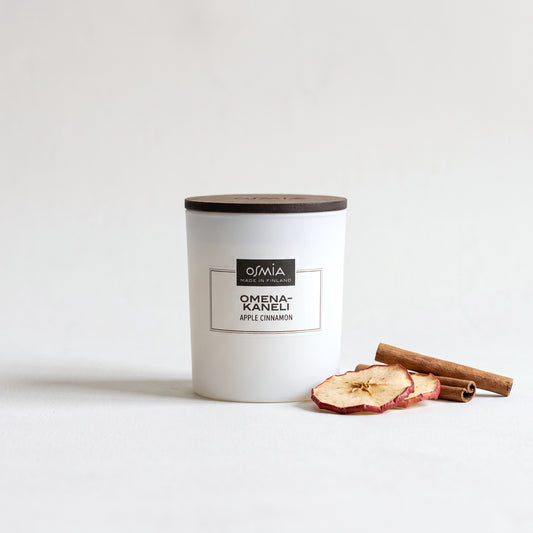 Apple-Cinnamon Scented Candle by Osmia with dried apple and cinnamon