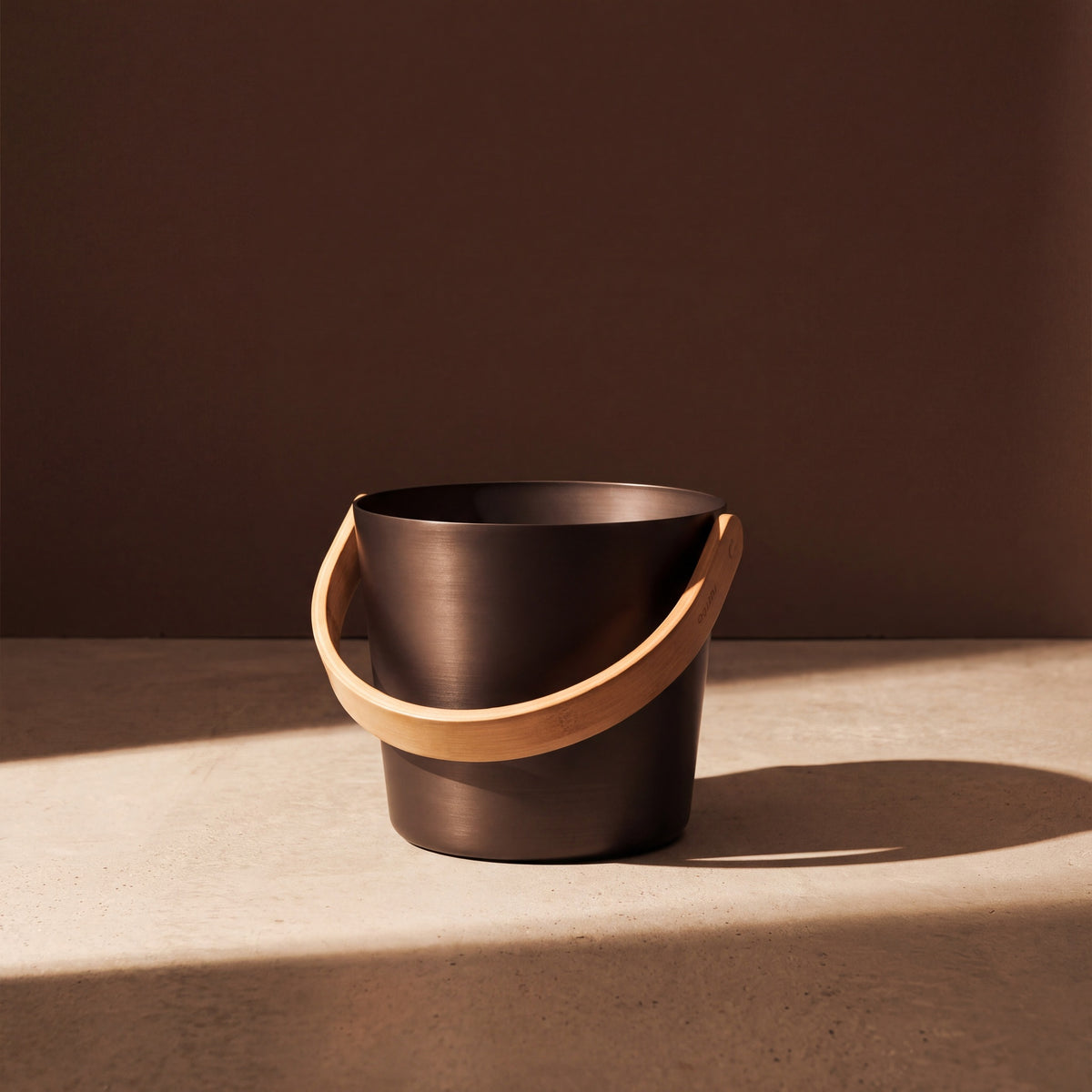 Rento 5 Litre Anodised Aluminium Sauna Bucket in Brown/Black - lifestyle in sunlight