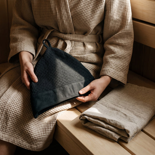 Rento Kenno Sauna Hat Black - held in hands