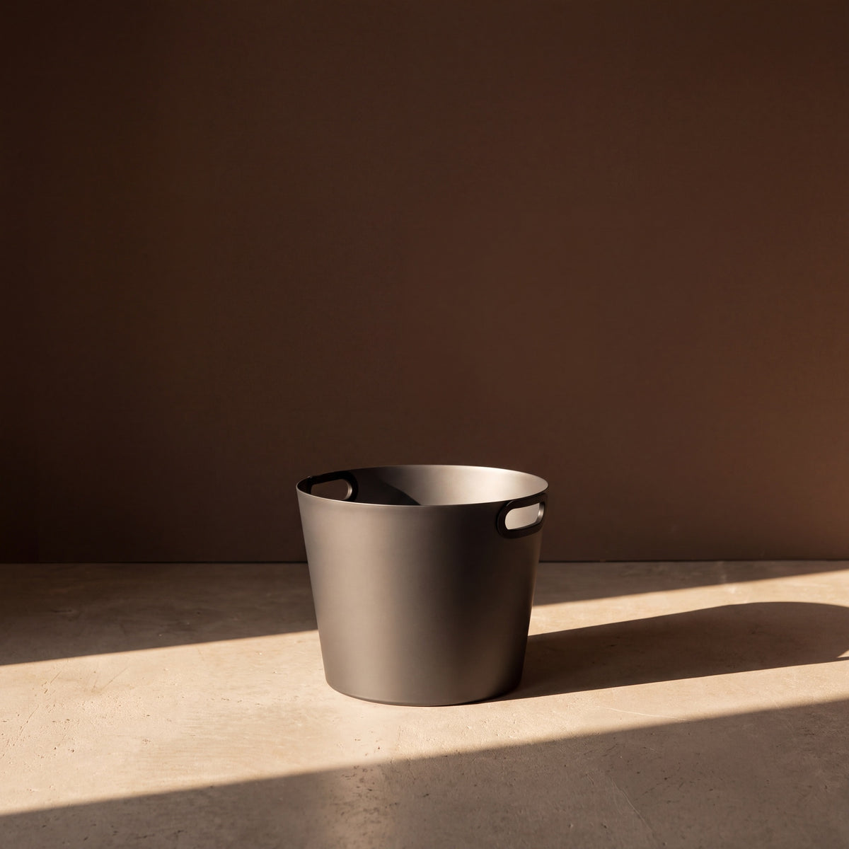Rento 16 Litre Anodised Aluminium Large Sauna Bucket Dark Grey - lifestyle in sunlight