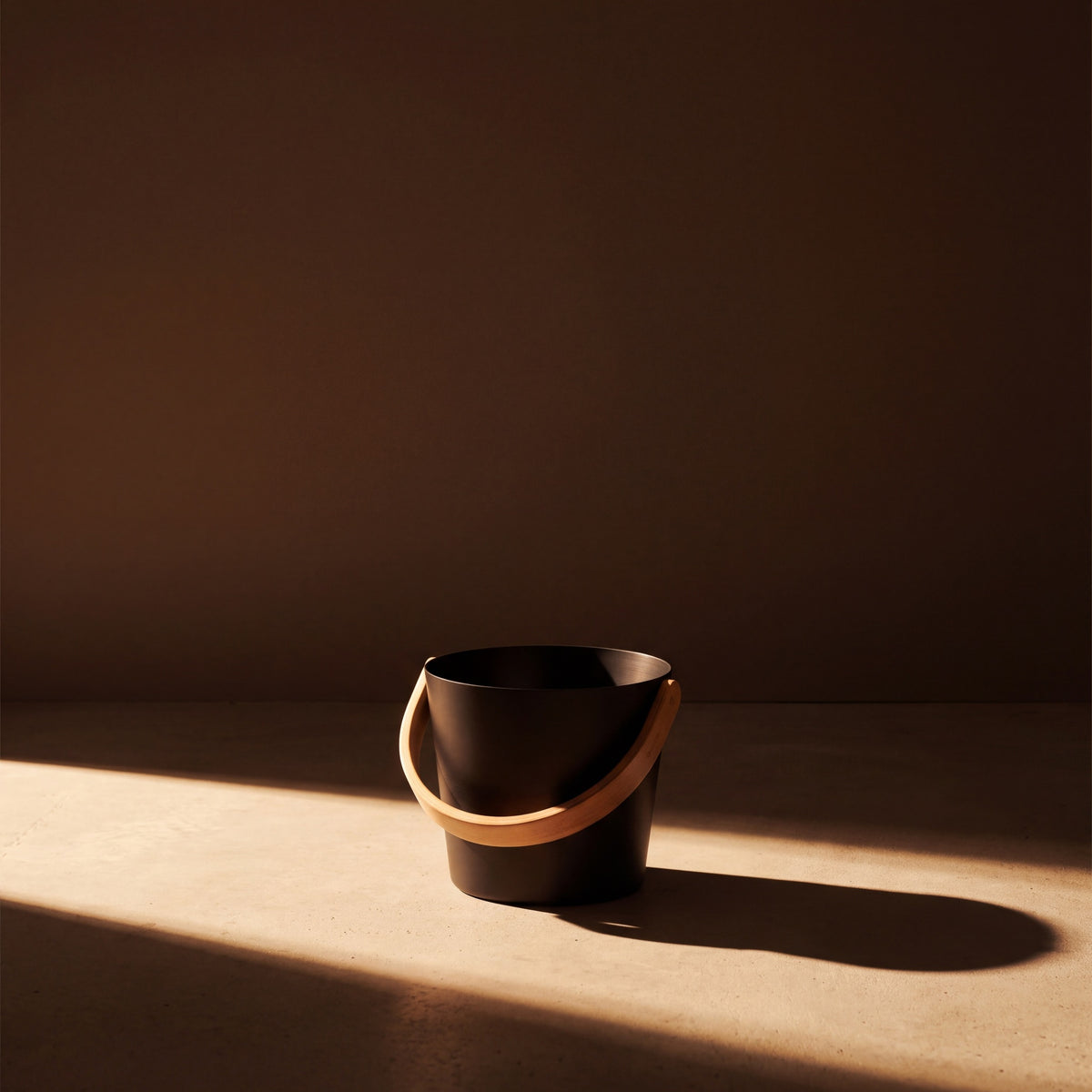 Rento 5l Anodised Aluminium Sauna Bucket in Black - lifestyle in sunlight