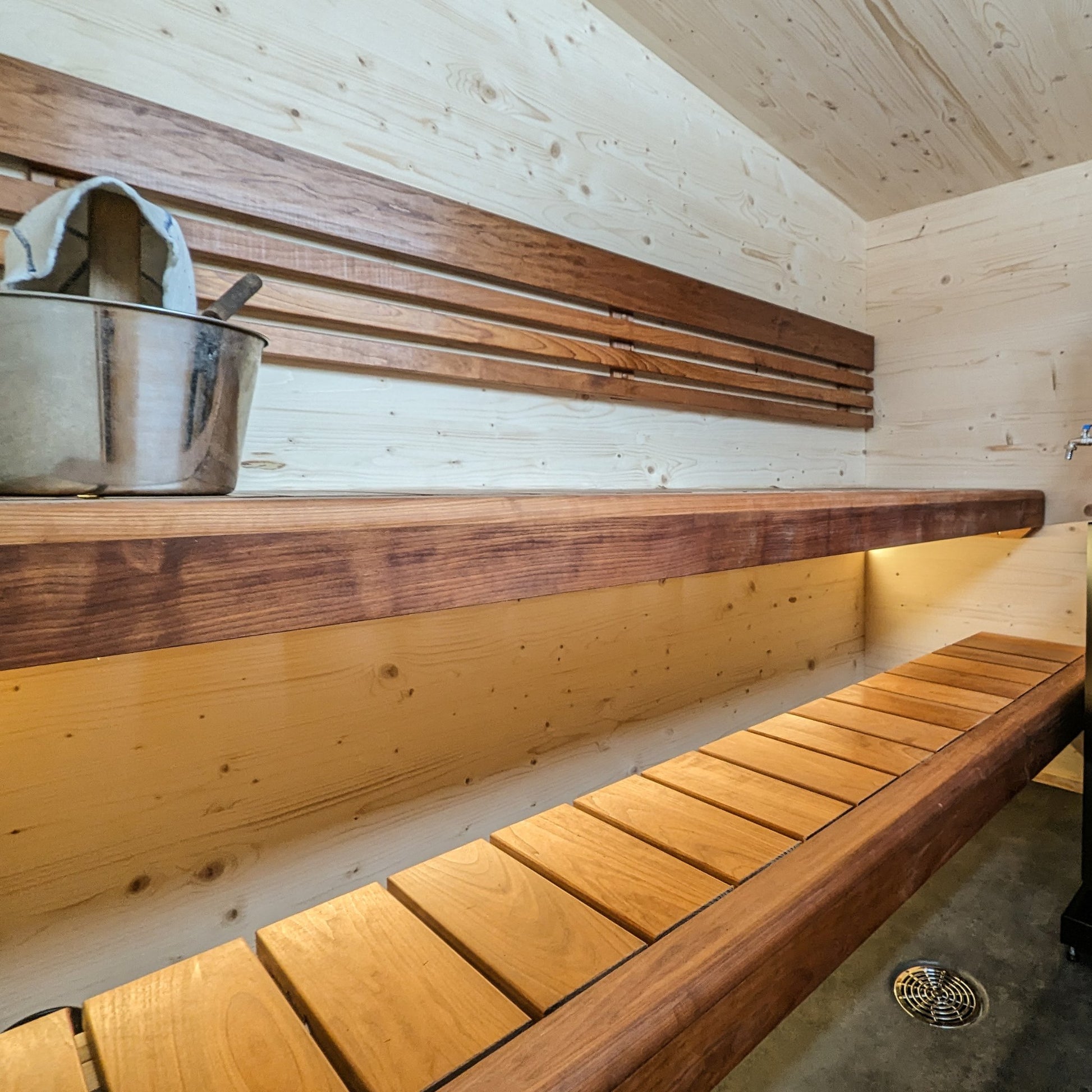 Sauna Trailer 'Ilves' with Dressing Room by Lapelland | Finnmark Sauna