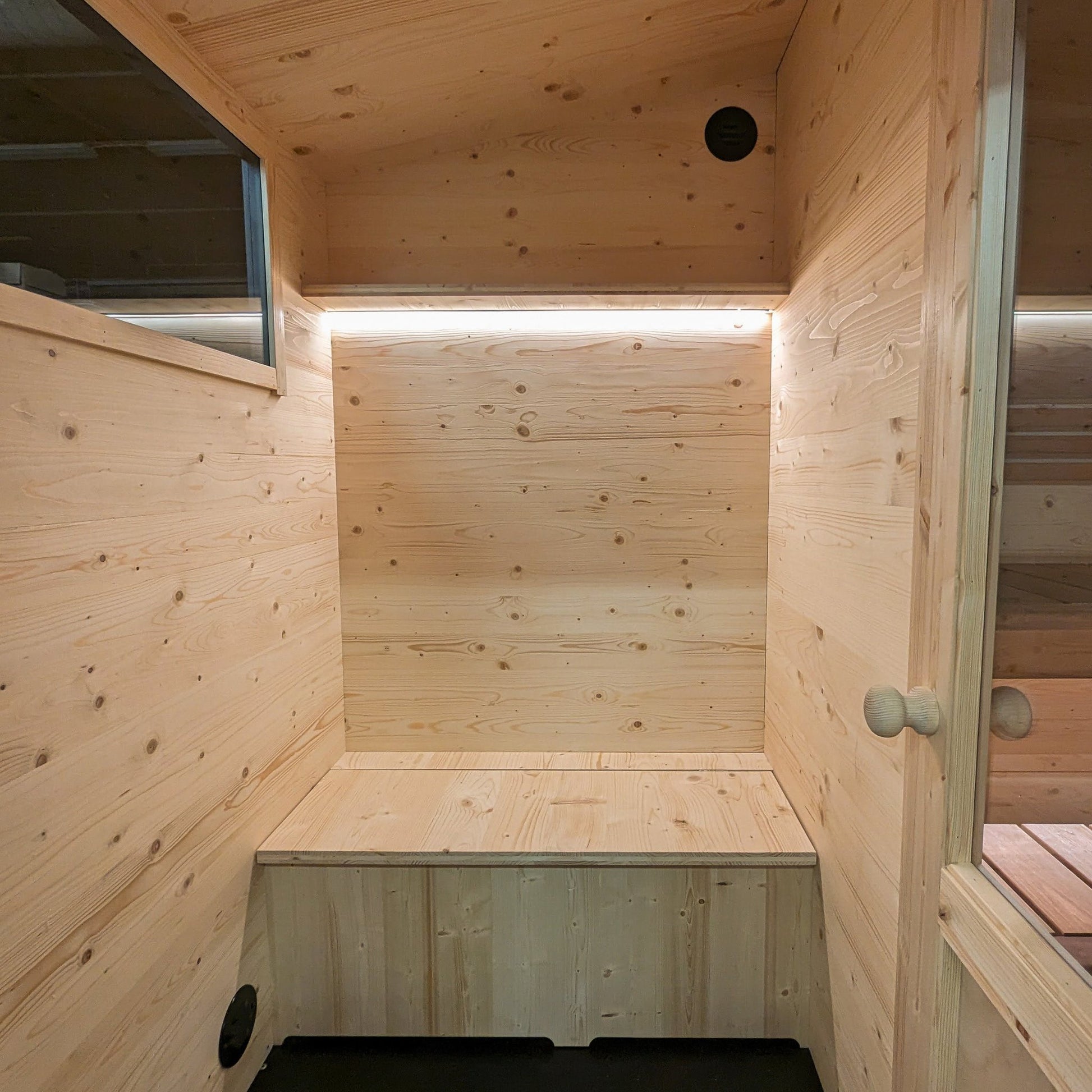 Sauna Trailer 'Ahma' with Dressing Room by Lapelland | Finnmark Sauna