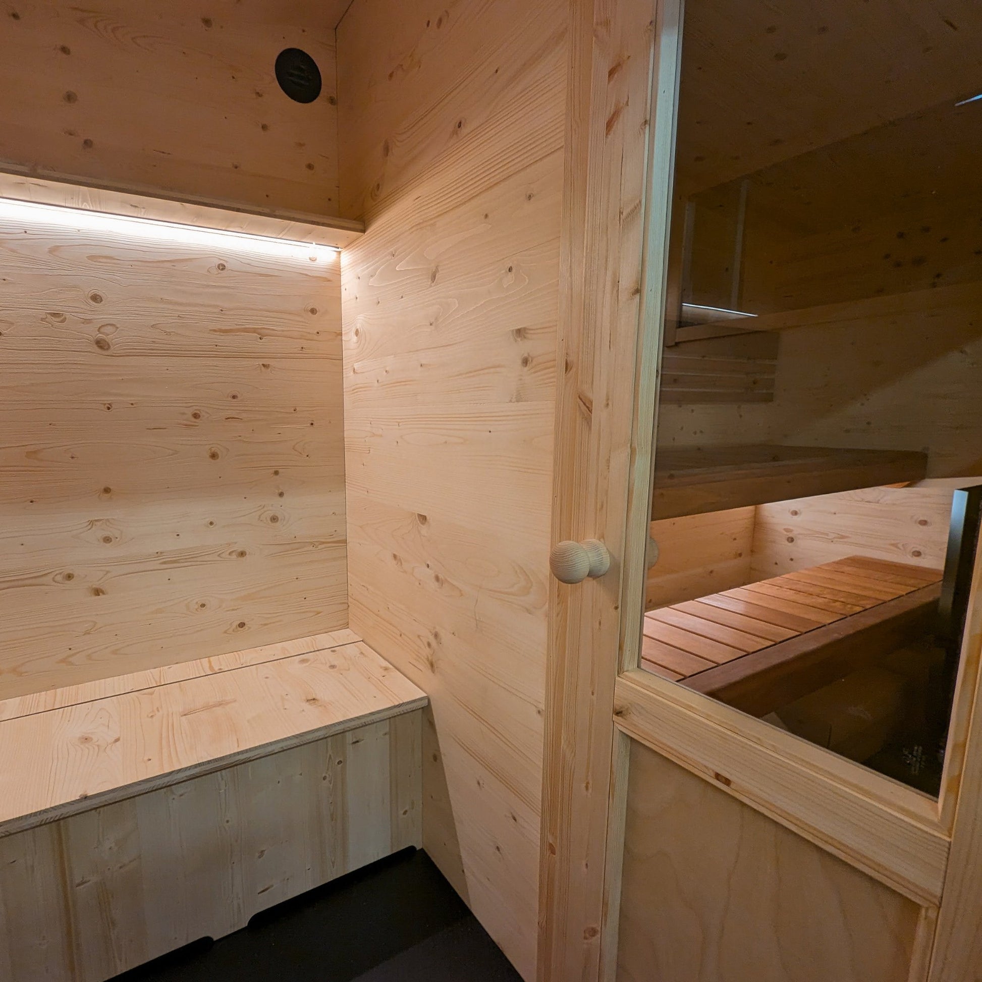 Sauna Trailer 'Ahma' with Dressing Room by Lapelland | Finnmark Sauna